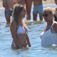 Carmen Borrego con su hija Carmen en una playa en Marbella