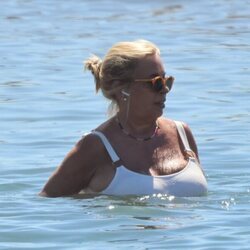 Carmen Borrego bañándose en el mar en una playa de Marbella