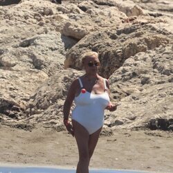Carmen Borrego dando un paseo por la playa en Marbella