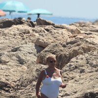 Carmen Borrego dando un paseo por la playa en Marbella