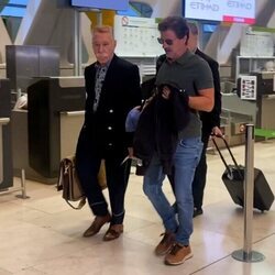 Rodolfo Sancho en el aeropuerto de Madrid camino a Tailandia