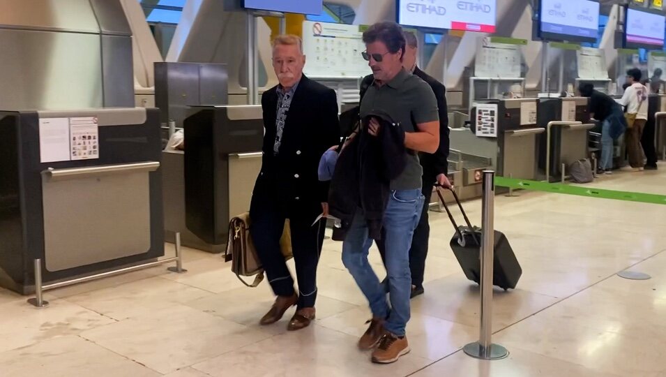 Rodolfo Sancho en el aeropuerto de Madrid camino a Tailandia