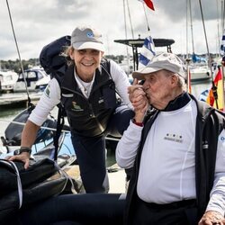 El Rey Juan Carlos, muy cariñoso con su hija, la Infanta Elena, en el Campeonato del Mundo de Vela