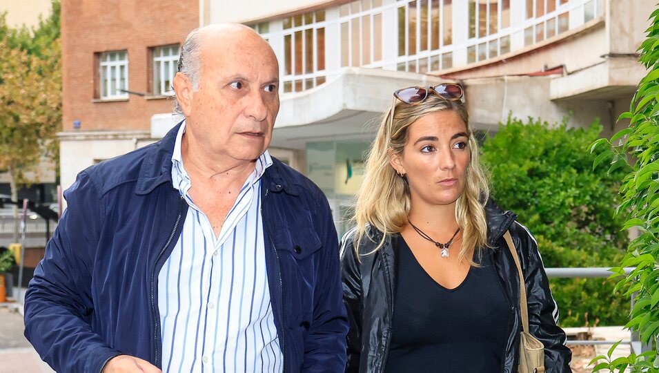 El marido y la hija de Carmen Borrego a su llegada al hospital por el ingreso de María Teresa Campos