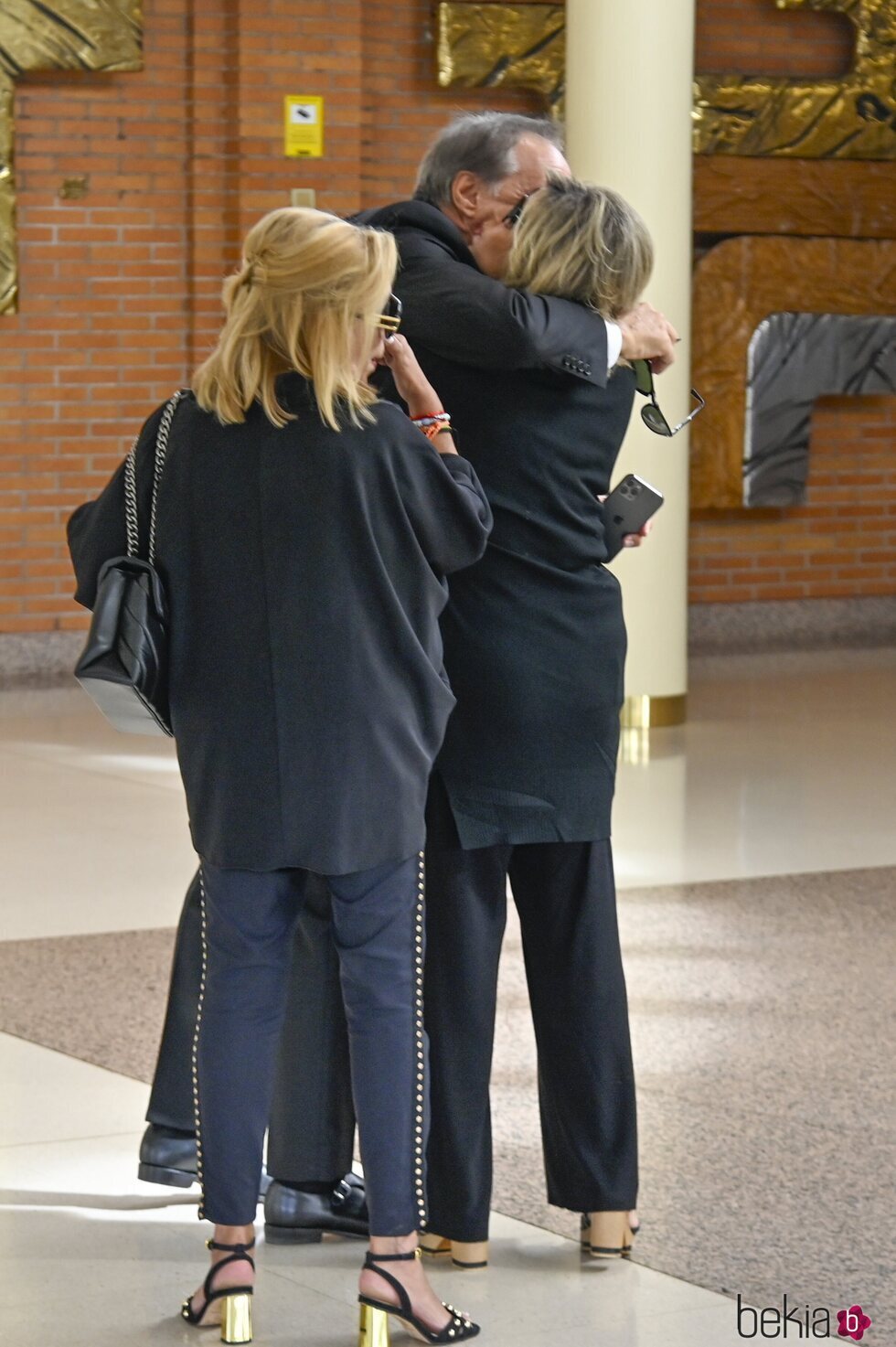 Terelu Campos se abraza con Alejandro Rubio en el tanatorio de su madre, María Teresa Campos
