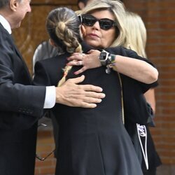 Terelu Campos y su hija Alejandra Rubio se abrazan en el tanatorio en el último adiós a María Teresa Campos