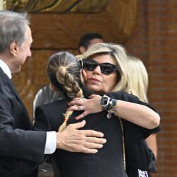 Terelu Campos y su hija Alejandra Rubio se abrazan en el tanatorio en el último adiós a María Teresa Campos
