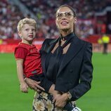 Pilar Rubio en la presentación de Sergio Ramos en el Sevilla FC con su hijo Máximo Adriano