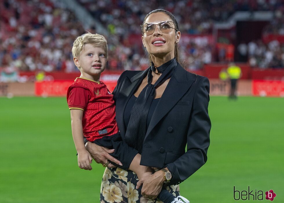 Pilar Rubio en la presentación de Sergio Ramos en el Sevilla FC con su hijo Máximo Adriano