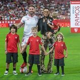 Sergio Ramos con Pilar Rubio y sus hijos en su regreso al Sevilla FC