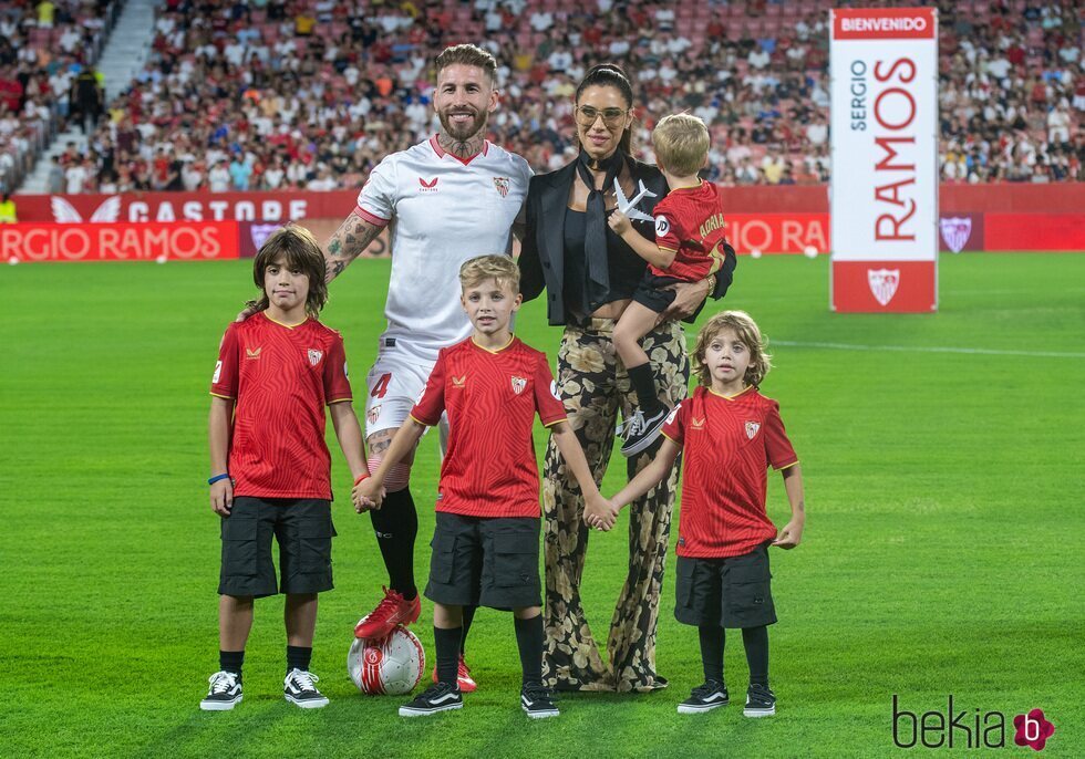 Sergio Ramos con Pilar Rubio y sus hijos en su regreso al Sevilla FC