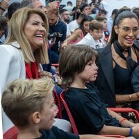 Pilar Rubio con su suegra en la presentación de Sergio Ramos en el Sevilla FC