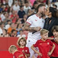 Pilar Rubio y Sergio Ramos besándose en la presentación del futbolista en el Sevilla FC
