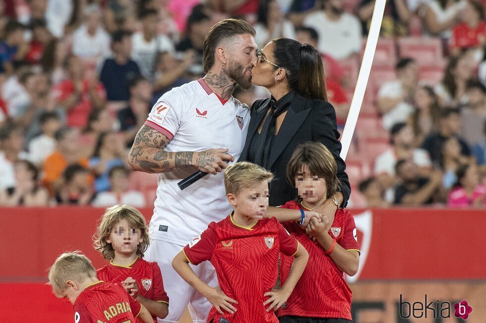 Pilar Rubio y Sergio Ramos besándose en la presentación del futbolista en el Sevilla FC