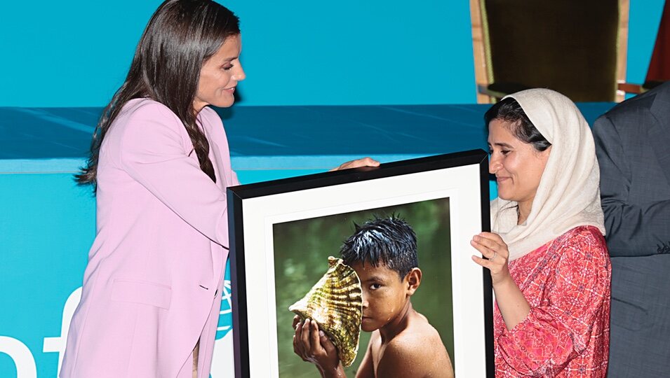La Reina Letizia entrega un Premio UNICEF España a Shabana Basij-Rasikh
