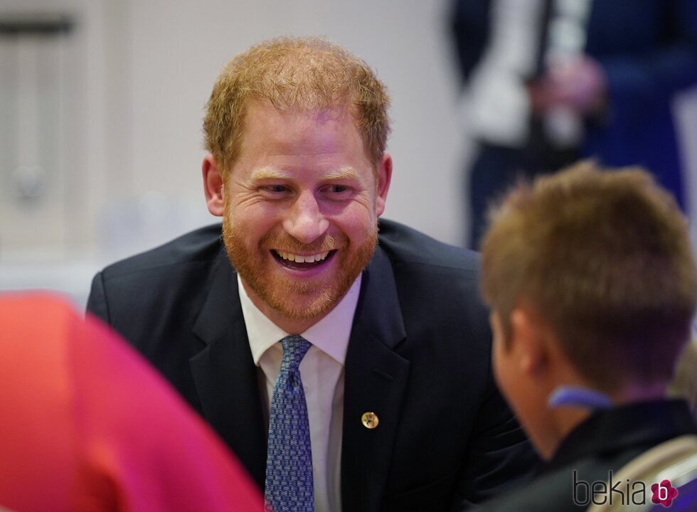 El Príncipe Harry, muy sonriente en los Premios WellChild 2023 en Londres