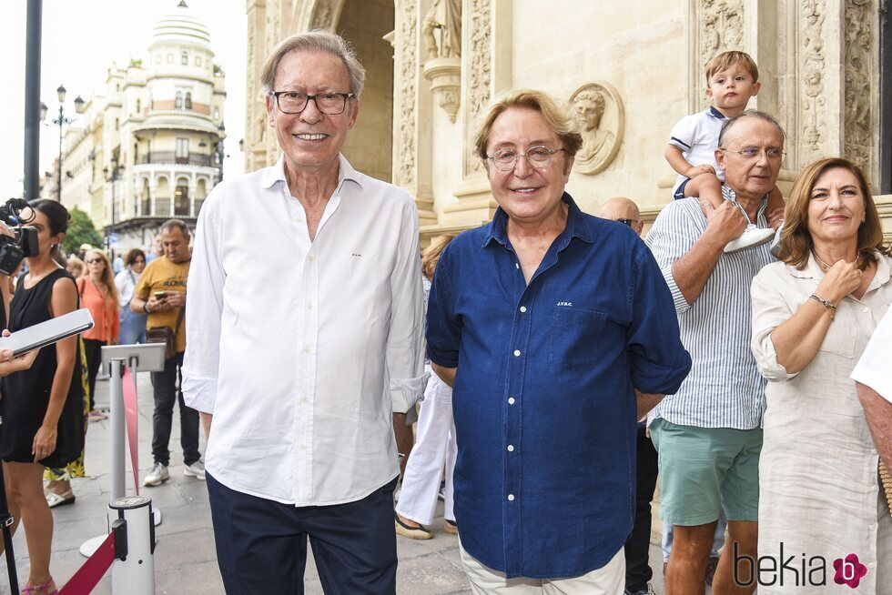 Victorio y Lucchino en la capilla ardiente de María Jiménez