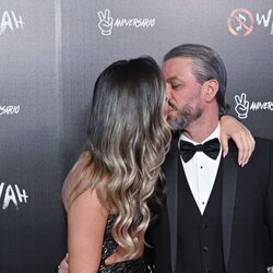 Lorena Gómez y René Ramos besándose en el segundo aniversario de Wah