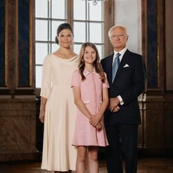 Foto oficial de Carlos Gustavo de Suecia, Victoria de Suecia y Estelle de Suecia por el 50 aniversario de reinado de Carlos Gustavo de Suecia