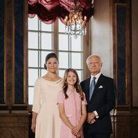 Foto oficial de Carlos Gustavo de Suecia, Victoria de Suecia y Estelle de Suecia por el 50 aniversario de reinado de Carlos Gustavo de Suecia