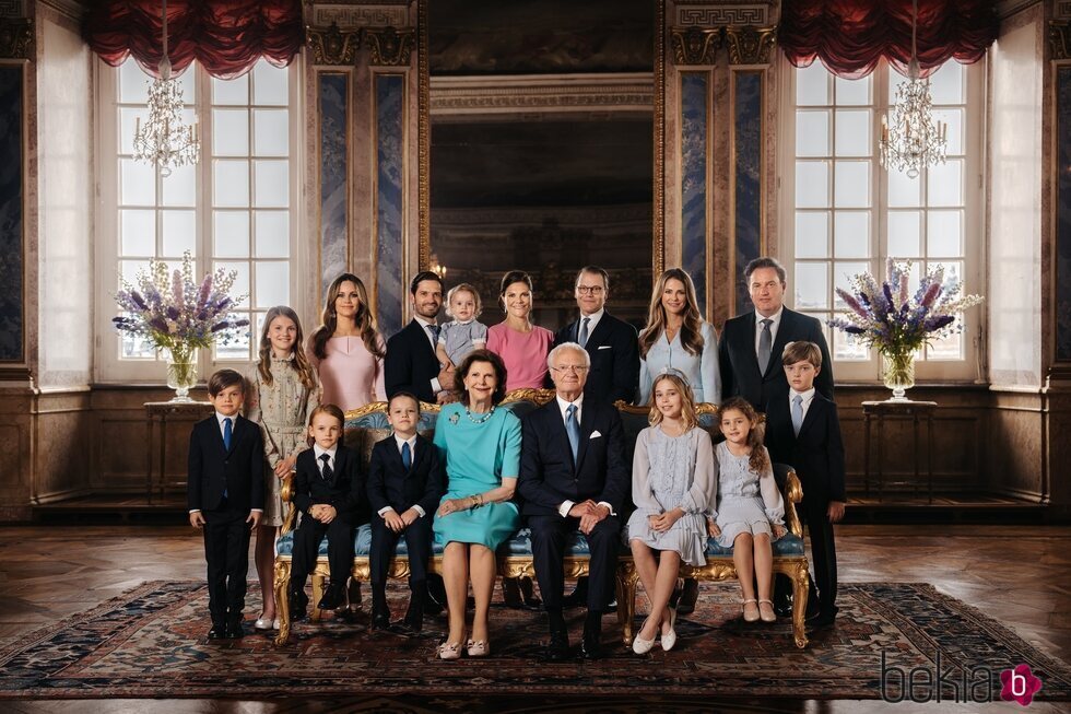 Foto oficial de la Familia Real Suecia por el 50 aniversario de reinado de Carlos Gustavo de Suecia