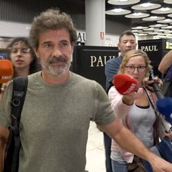 Rodolfo Sancho rodeado de prensa a su llegada a Madrid tras el viaje a Tailandia