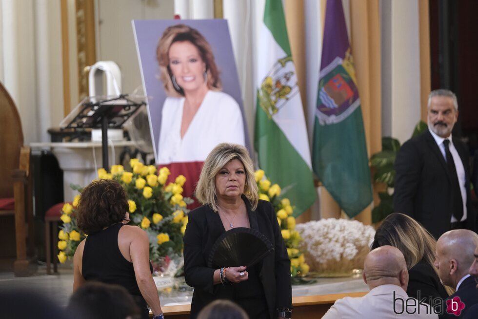 Terelu Campos, con una imagen de María Teresa Campos detrás, en su funeral en Málaga
