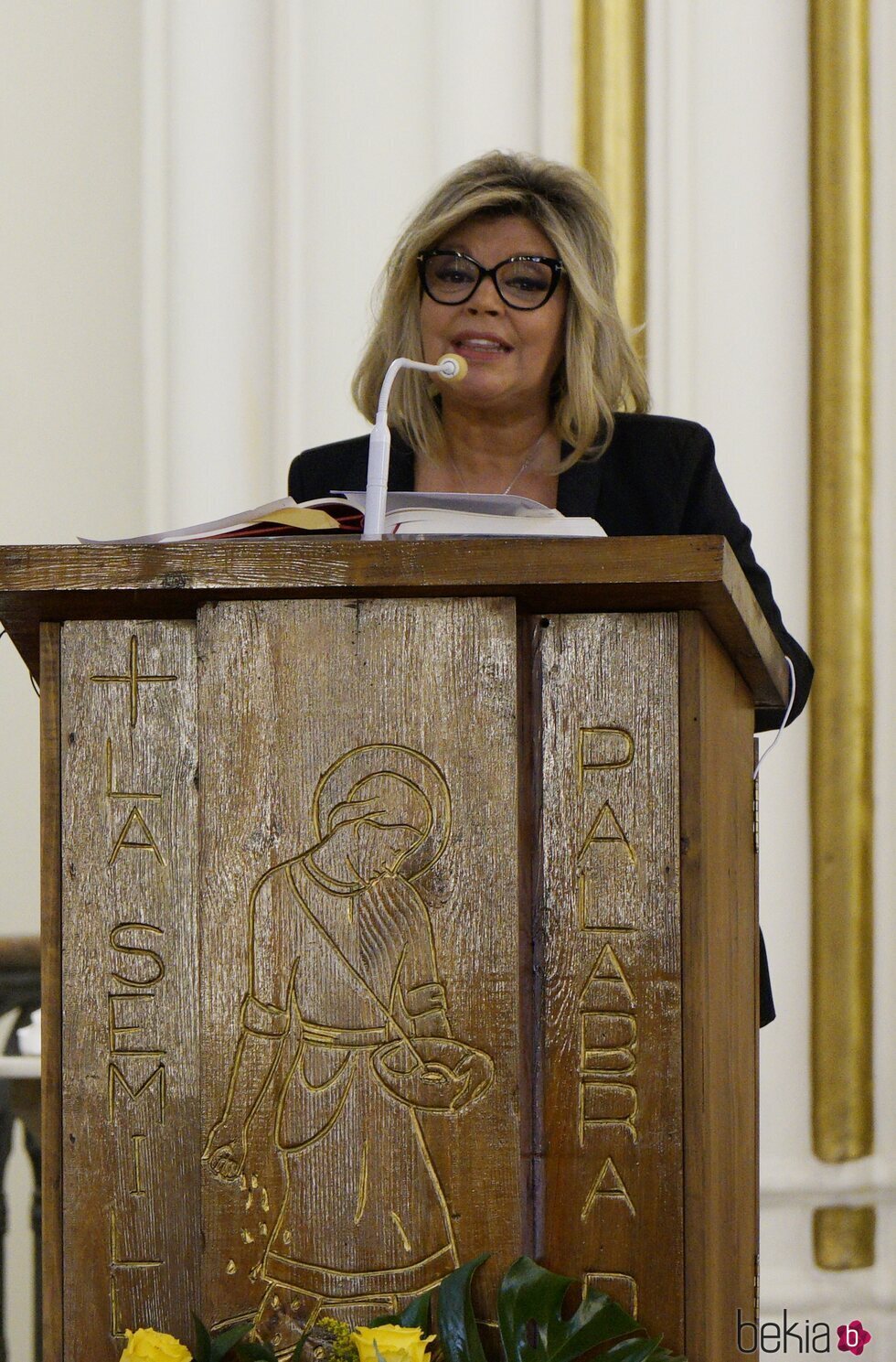 Terelu Campos dando un discurso en el funeral de María Teresa Campos en Málaga