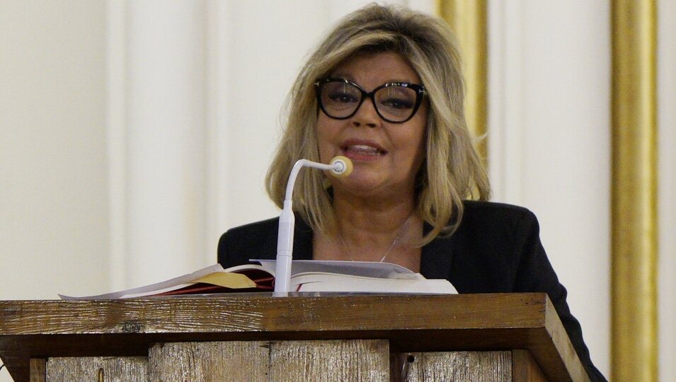 Terelu Campos dando un discurso en el funeral de María Teresa Campos en Málaga