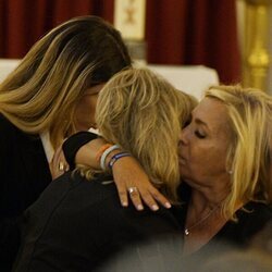Terelu Campos y Carmen Borrego se abrazan en el funeral de María Teresa Campos