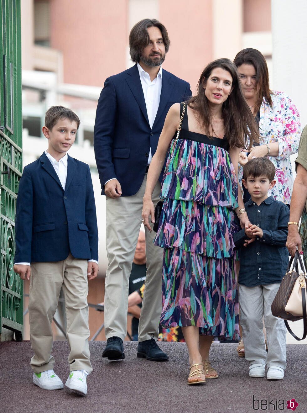 Carlota Casiraghi y Dimitri Rassam con sus hijos Raphaël Elmaleh y Balthazar Rassam en el Picnic de Mónaco 2023