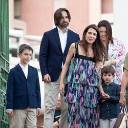 Carlota Casiraghi y Dimitri Rassam con sus hijos Raphaël Elmaleh y Balthazar Rassam en el Picnic de Mónaco 2023