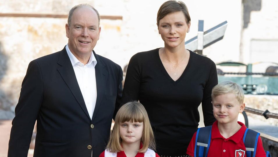 Jacques y Gabriella de Mónaco con sus padres Alberto y Charlene de Mónaco en la vuelta al cole 2023
