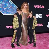 Shakira en la alfombra roja de los MTV Video Music 2023 junto a sus hijos Milan y Sasha