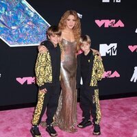 Shakira en la alfombra roja de los MTV Video Music 2023 junto a sus hijos Milan y Sasha