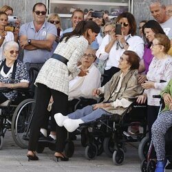 La Reina Letizia saluda a unas ancianas en la apertura del Curso de Formación Profesional 2023/2024 en Langreo
