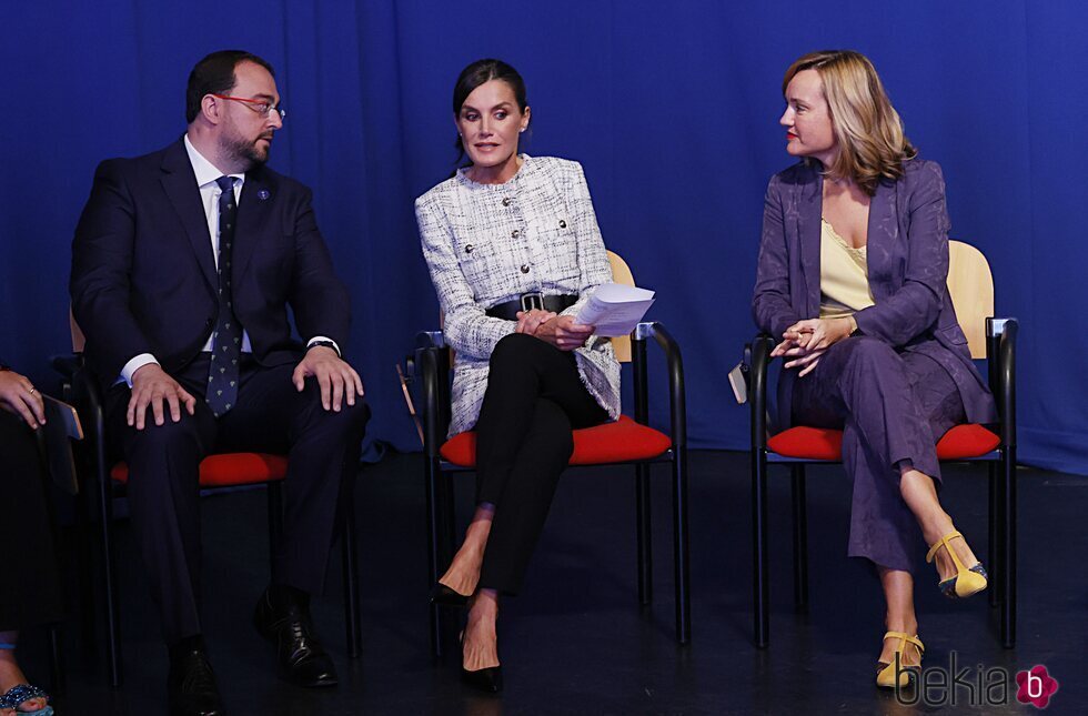 La Reina Letizia hablando con Adrián Barbón y Pilar Alegría en la apertura del Curso de Formación Profesional 2023/2024 en Langreo
