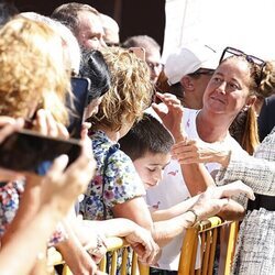 La Reina Letizia haciéndose un selfie con una mujer en la apertura del Curso de Formación Profesional 2023/2024 en Langreo