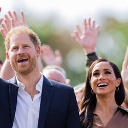 El Príncipe Harry y Meghan Markle saludan al público en los Juegos Invictus