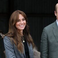 Kate Middleton y el Príncipe Guillermo visitan una escuela forestal