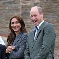 Kate Middleton y el Príncipe Guillermo, muy sonrientes en una escuela forestal