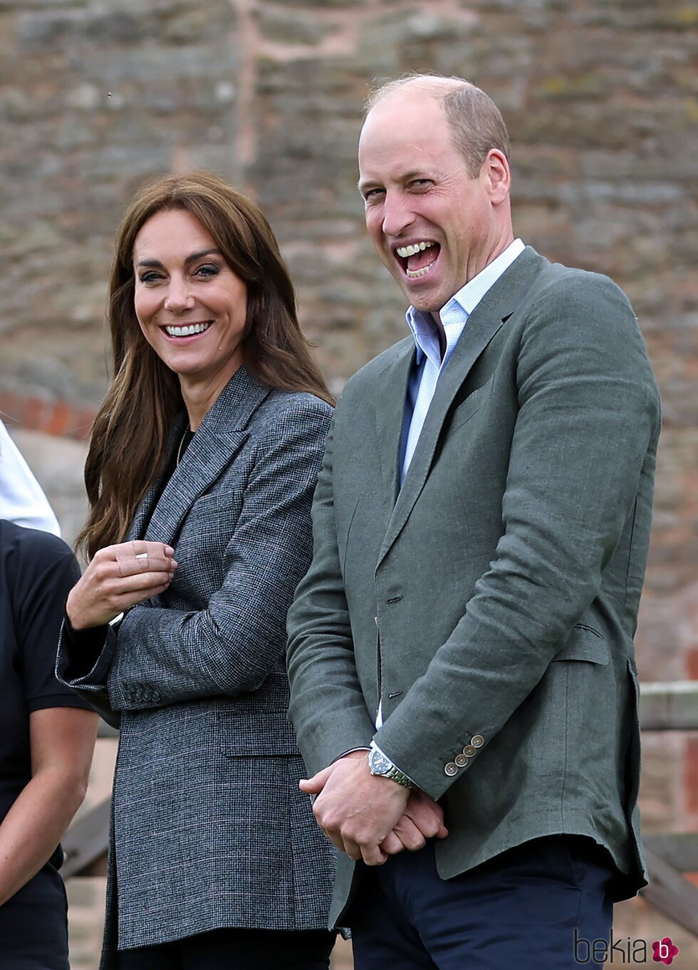 Kate Middleton y el Príncipe Guillermo, muy sonrientes en una escuela forestal