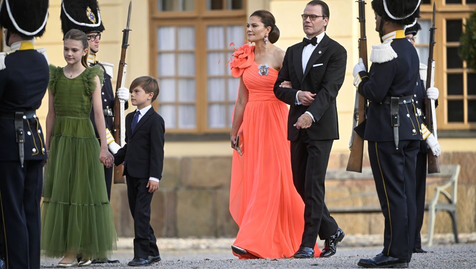 Victoria y Daniel de Suecia y sus hijos Estelle y Oscar de Suecia en la ópera por el Jubileo de Carlos Gustavo de Suecia