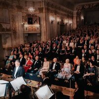 Los invitados a la ópera celebrada en el Palacio de Drottningholm por el Jubileo de Carlos Gustavo de Suecia