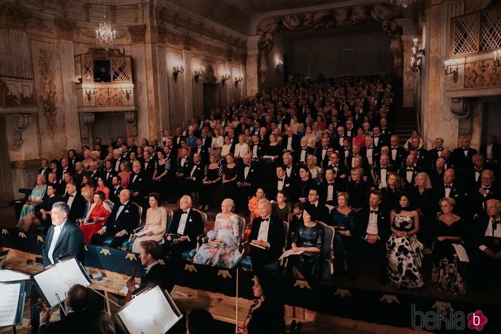 Los invitados a la ópera celebrada en el Palacio de Drottningholm por el Jubileo de Carlos Gustavo de Suecia