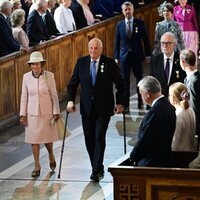 Harald y Sonia de Noruega y Federico y Mary de Dinamarca en el Te Deum por el Jubileo de Carlos Gustavo de Suecia