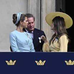 Sofia de Suecia hablando con Magdalena de Suecia y Chris O'Neill en el Jubileo de Carlos Gustavo de Suecia