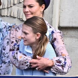 Victoria de Suecia abraza a su hija Estelle de Suecia en el Jubileo de Carlos Gustavo de Suecia