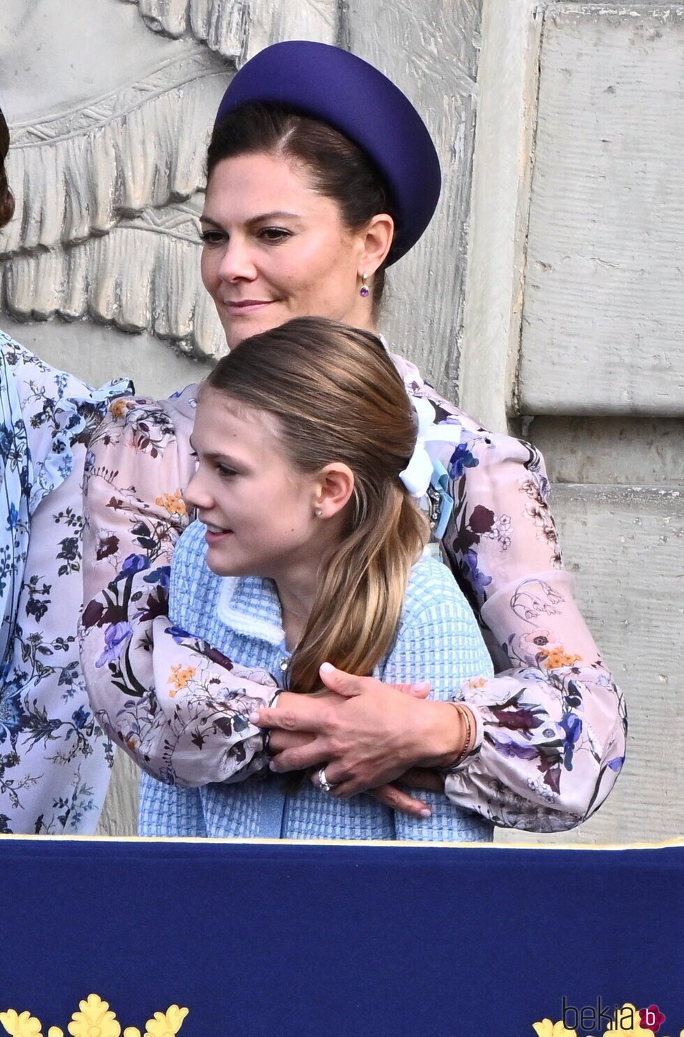 Victoria de Suecia abraza a su hija Estelle de Suecia en el Jubileo de Carlos Gustavo de Suecia