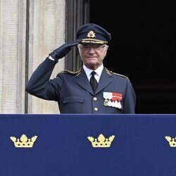 Carlos Gustavo de Suecia en el balcón del Palacio Real de Estocolmo en su Jubileo